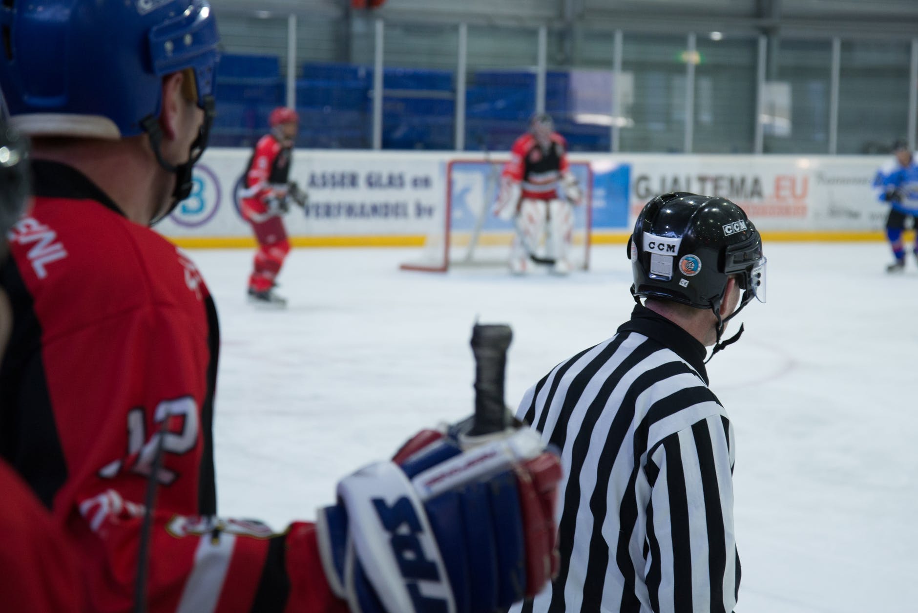 En hockeymatch sedd från bänken